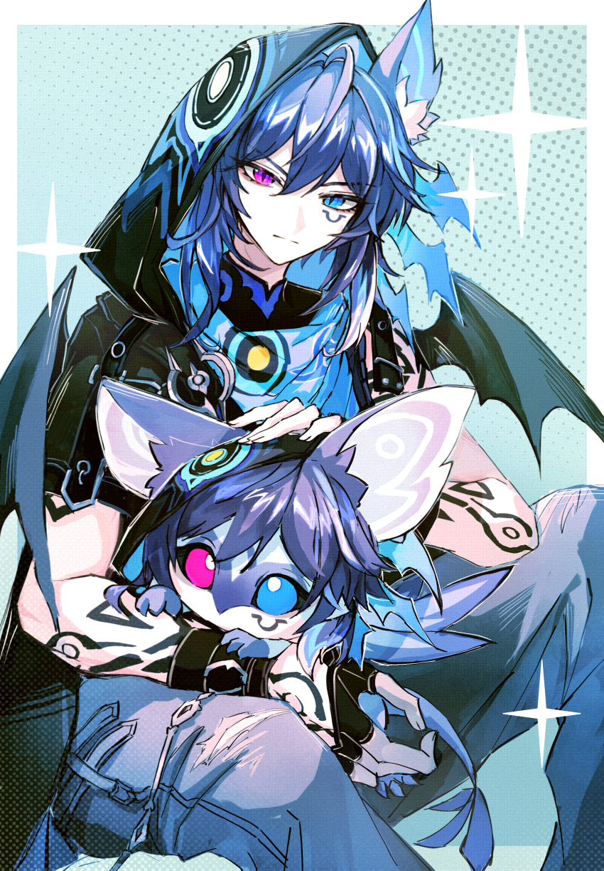 1boy, absurdres, animal_ear_fluff, animal_ears, arm_tattoo, bat_ears, bat_wings, black_gloves, black_jacket, blue_eyes, blue_hair, blue_scarf, chinese_commentary, closed_mouth, expressionless, facial_tattoo, fingerless_gloves, genshin_impact, glove_cutout, gloves, green_background, grey_pants, hair_between_eyes, hand_up, head_tilt, headscarf, heterochromia, highres, holding, hood, hood_up, iktomisaurus_(genshin_impact), jacket, looking_at_viewer, magicrabbit49586, messy_hair, multicolored_hair, ororon_(genshin_impact), pants, petting, scarf, short_hair, shoulder_tattoo, sitting, sleeveless, solo, streaked_hair, tattoo, torn_clothes, torn_hood, torn_pants, torn_scarf, violet_eyes, wings