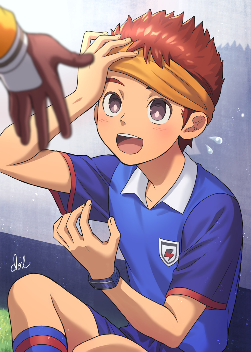 1boy, against_wall, blue_shirt, blue_shorts, blue_socks, bracelet, dolustoy, grey_eyes