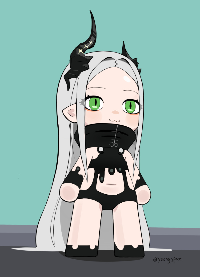 1girl, :3, bare_shoulders, belly, black_horns, black_liquid, chibi, chinese_text, flat_chest, forehead, goddess_of_victory:_nikke, green_hair, grey_hair, highres, horns, leviathan_(nikke), liquid_clothes, long_hair, mesugaki, navel, pointy_ears, simplified_chinese_text, very_long_hair, yeongspace