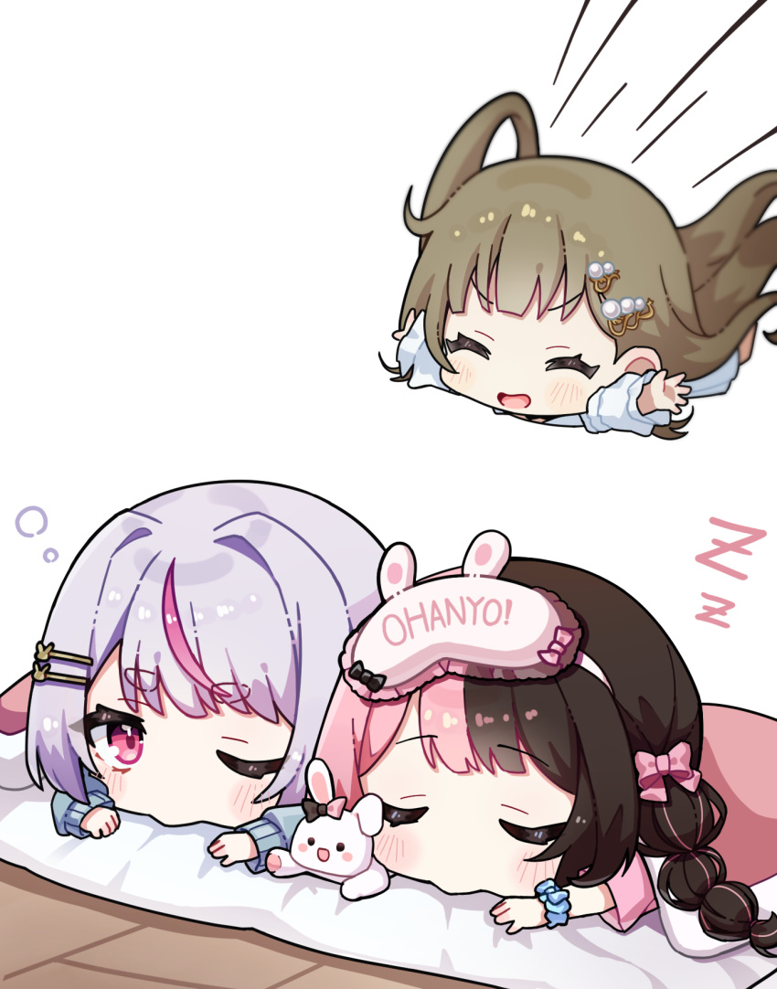 3girls, ahoge, alternate_costume, blue_scrunchie, blue_shirt, braid, brown_hair, chibi, closed_eyes, dress, futon, hair_intakes, hanabusa_lisa, highres, kiwipodo, long_hair, long_sleeves, multicolored_hair, multiple_girls, official_alternate_costume, one_eye_closed, open_mouth, pajamas, pink_eyes, pink_hair, pink_shirt, pink_streaks, purple_hair, scrunchie, shirt, short_sleeves, simple_background, sleeping, smile, straight_hair, streaked_hair, stuffed_animal, stuffed_rabbit, stuffed_toy, tachibana_hinano_(5th_costume), tachibana_hinano_(vtuber), tosaki_mimi, twin_braids, two-tone_hair, v-shaped_eyebrows, virtual_youtuber, vspo!, white_background, white_dress, white_pajamas, wrist_scrunchie, zzz