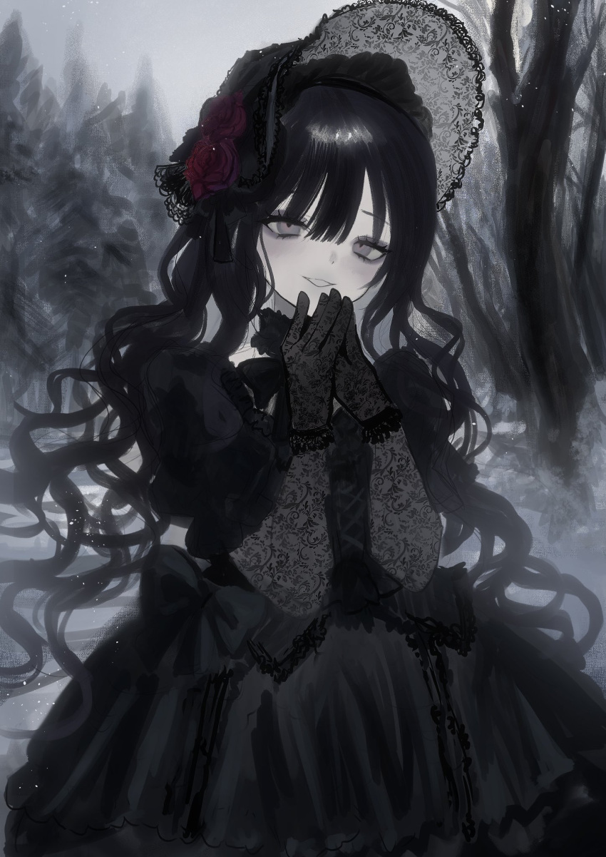 1girl, akai_ringo_(eveyuno), black_bonnet, black_dress, black_gloves, black_hair, black_hat, bonnet, dress, elbow_gloves, flower, gloves, gothic_lolita, grey_eyes, grin, hair_between_eyes, hands_up, hat, hat_flower, highres, lace, lace_gloves, lolita_fashion, original, outdoors, own_hands_together, pale_skin, parted_lips, red_flower, short_sleeves, smile, snowing, solo, tree, wavy_hair