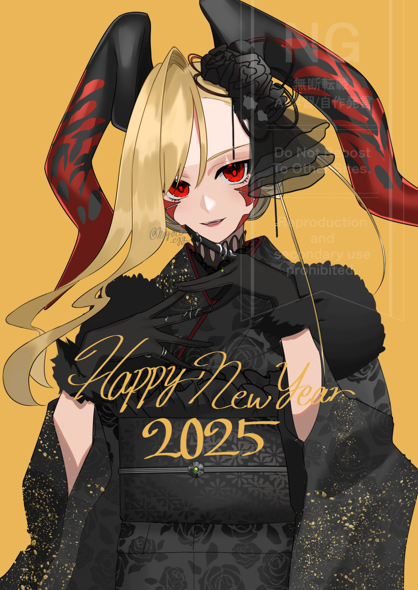 1girl, absurdres, black_gloves, black_kimono, blonde_hair, demon_horns, fate/grand_order, fate_(series), gloves, hair_ornament, hands_up, happy_new_year, highres, hiyoko_no_tamago, horns, japanese_clothes, kimono, long_hair, looking_at_viewer, nero_claudius_(fate), queen_draco_(fate), red_eyes, red_scales, smile, solo, upper_body, yellow_background