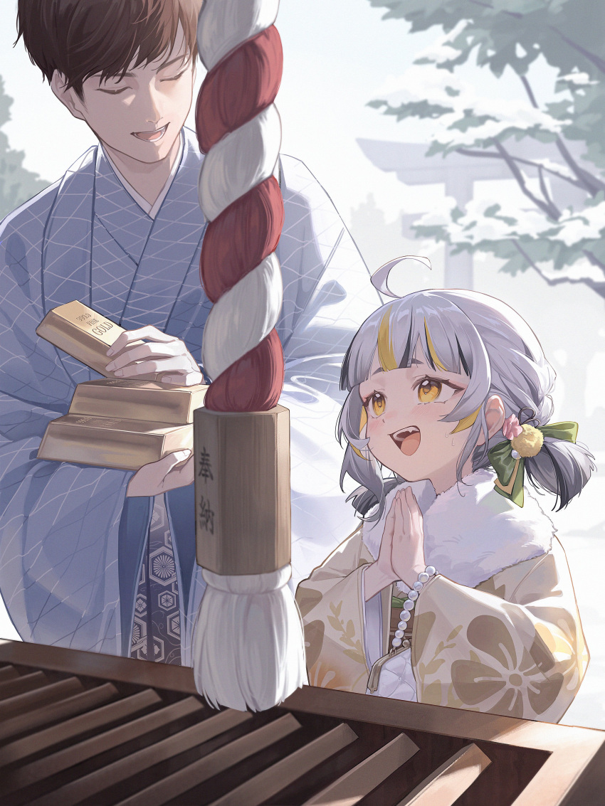 1boy, 1girl, :d, absurdres, ahoge, bag, beads, blonde_hair, blunt_bangs, box, brown_hair, brown_kimono, child, chinese_commentary, closed_eyes, commentary_request, cropped_legs, cropped_torso, donation_box, eyebrows_hidden_by_hair, fur-trimmed_kimono, fur_trim, gold_bar, green_ribbon, grey_hair, hair_ornament, hair_ribbon, handbag, hatsumoude, highres, indie_virtual_youtuber, japanese_clothes, kimono, looking_at_another, looking_to_the_side, looking_up, midori_xu, multicolored_hair, new_year, nose, omaimaimai_(vtuber), open_mouth, outdoors, pom_pom_(clothes), pom_pom_hair_ornament, praying, ribbon, short_hair, shrine, smile, teeth, torii, twintails, upper_teeth_only, very_short_hair, white_bag, wide_sleeves, yellow_eyes