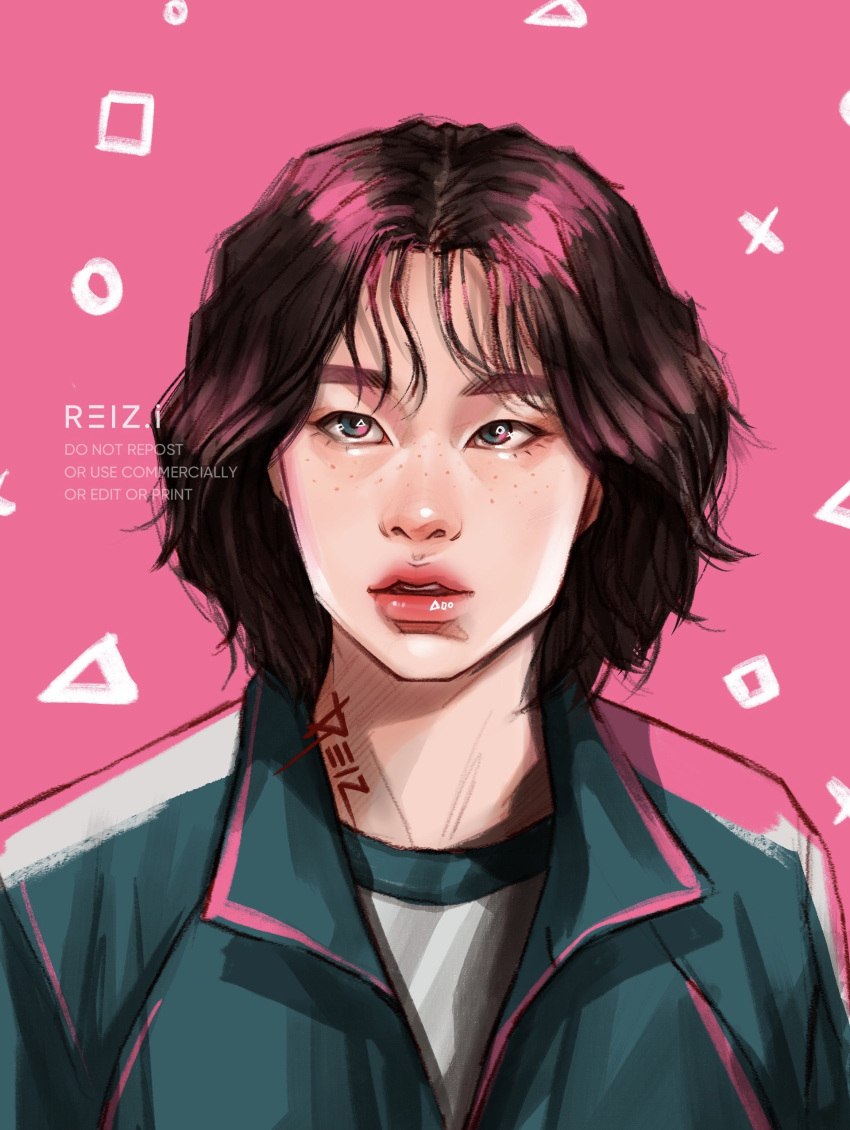 1girl, absurdres, artist_name, brown_hair, commentary, freckles, green_jacket, hashtag-only_commentary, highres, jacket, kang_sae-byeok, looking_to_the_side, pink_background, reiz.i, sae-byeok, shirt, short_hair, signature, simple_background, solo, squid_game, symbol-only_commentary, t-shirt, upper_body