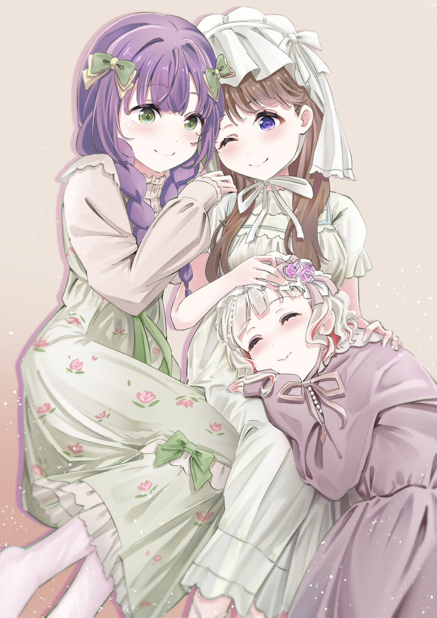 3girls, ;), ^_^, blush, bow, braid, breasts, brown_background
