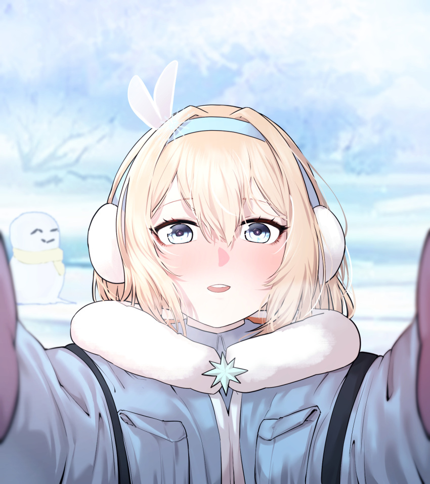 1girl, bare_tree, blonde_hair, blue_eyes, blue_hairband, blue_jacket, blush, brooch, commentary_request, day, doya_(qkrdbseh1205), earmuffs, fur-trimmed_jacket, fur_trim, girls'_frontline_2:_exilium, girls_frontline, hair_between_eyes, hair_ornament, hairband, highres, jacket, jewelry, korean_commentary, looking_at_viewer, meme, mittens, mixed-language_commentary, open_mouth, outdoors, pov, pov_cheek_warming_(meme), scarf, smile, snow, snowflake_brooch, snowflake_hair_ornament, snowman, solo, suomi_(girls'_frontline), suomi_(girls'_frontline_2), tree