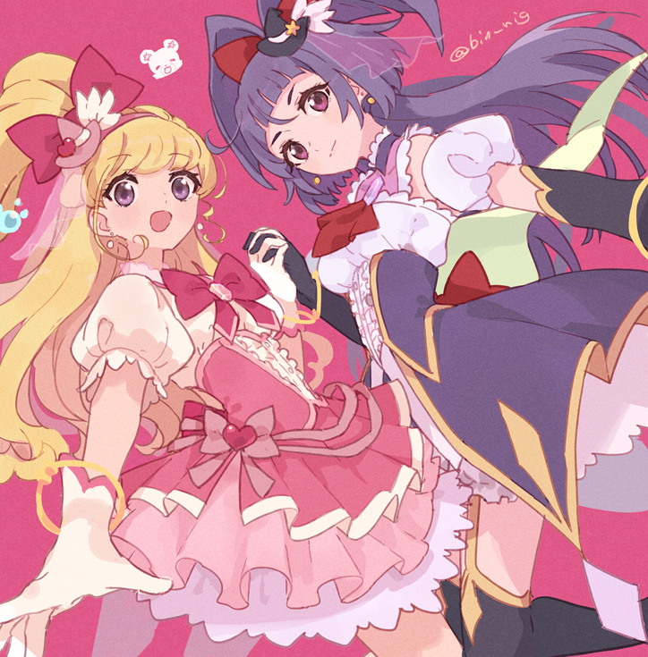2girls, asahina_mirai, black_gloves, black_hat, blonde_hair, blunt_bangs, bow, breasts