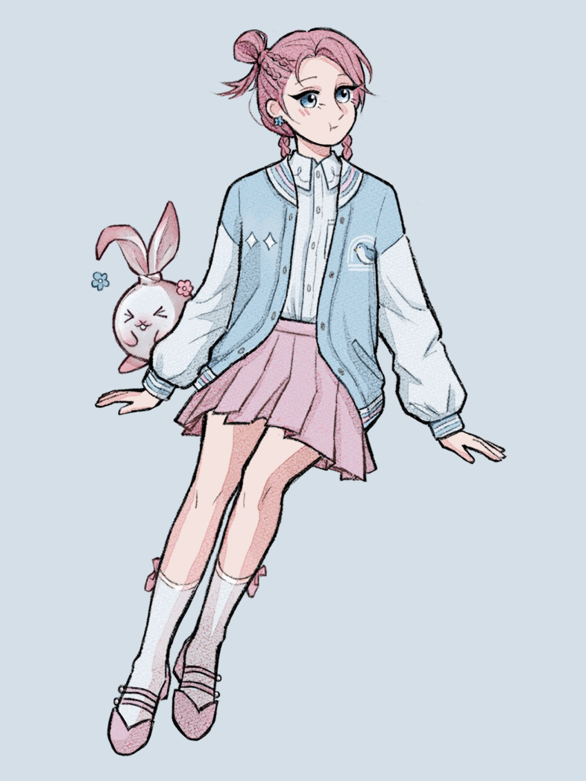 >_<, 1girl, :t, animal_print, ankle_socks, bird_print, blue_background, blue_eyes