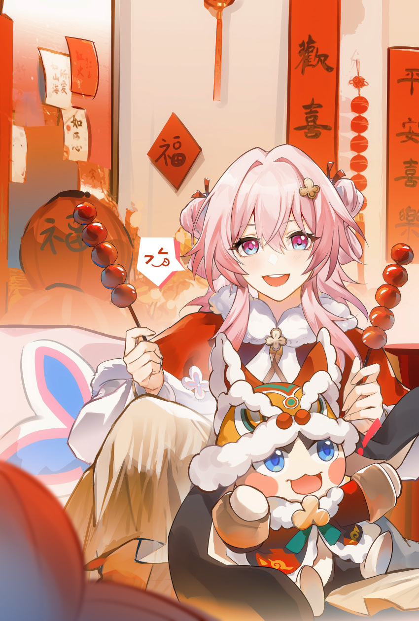 1girl, 1other, absurdres, alternate_hairstyle, blue_eyes, chinese_commentary, chinese_new_year, commentary_request, cosplay, diting_(honkai:_star_rail), diting_(honkai:_star_rail)_(cosplay), food, highres, holding, holding_food, honkai:_star_rail, honkai_(series), march_7th_(honkai:_star_rail), march_7th_(hunt)_(honkai:_star_rail), medium_hair, official_alternate_hairstyle, open_mouth, pink_eyes, pink_hair, pink_pupils, pom-pom_(honkai:_star_rail), qing_ning_elsa, smile, teeth, two-tone_eyes, upper_teeth_only