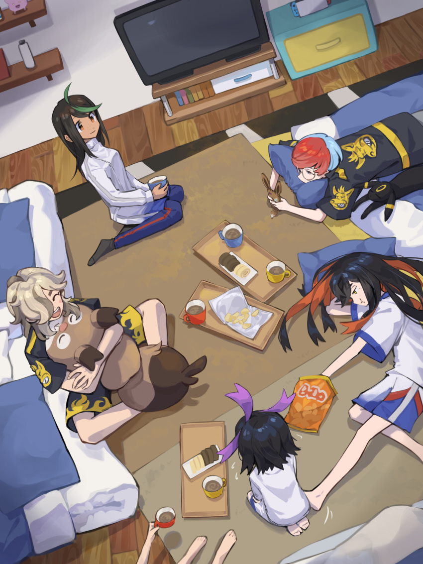 1other, 2boys, 3girls, :d, alternate_costume, alternate_hairstyle, arven_(pokemon), asagi1111, bag_of_chips, barefoot, bed, black_hair, black_shirt, black_shorts, black_socks, blanket, blue_hair, blue_pants, brown_hair, carmine_(pokemon), carpet, casual, cellphone, chips_(food), closed_eyes, closed_mouth, colored_inner_hair, cup, dark-skinned_female, dark_skin, drawer, drink, eating, flying_sweatdrops, food, freckles, game_console, glasses, green_hair, hair_down, highres, holding, holding_cup, holding_phone, holding_pokemon, indoors, kieran_(pokemon), kneeling, long_hair, long_sleeves, lying, maschiff, mug, multicolored_hair, multiple_boys, multiple_girls, nemona_(pokemon), nintendo, nintendo_switch, no_shoes, on_floor, on_side, open_mouth, orange_eyes, pants, penny_(pokemon), phone, pillow, pokemon, pokemon_(creature), pokemon_sv, potato_chips, purple_hair, red_hair, rotom, rotom_phone, round_eyewear, shelf, shirt, short_hair, shorts, sitting, skwovet, smartphone, smile, socks, teeth, television, tray, two-tone_hair, umbreon, upper_teeth_only, very_short_hair, white_shirt, white_shorts, wooden_floor, yellow_eyes