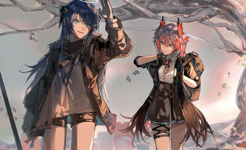 2girls, absurdres, aqua_eyes, arknights, arm_up, backpack, bag, black_gloves, black_horns, black_jacket, blue_hair, chinese_commentary, commentary_request, cowboy_shot, day, enddie1060_(tyasakura), fiammetta_(arknights), gloves, grey_hair, hair_between_eyes, highres, horns, jacket, long_hair, mostima_(arknights), multicolored_hair, multiple_girls, orange_eyes, orange_hair, outdoors, short_hair, smile, standing, sunlight, two-tone_hair, waving_arm, white_gloves