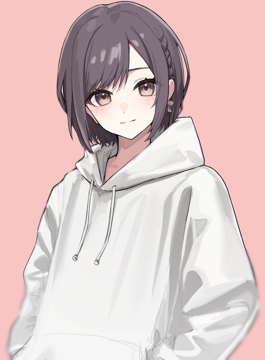 1girl, absurdres, alternate_costume, blush, braid, brown_eyes, brown_hair, commentary, hands_in_pocket, highres, hood, hood_down, hoodie, long_sleeves, looking_at_viewer, pink_background, project_sekai, shinonome_ena, short_hair, side_braid, simple_background, smile, solo, symbol-only_commentary, upper_body, white_hoodie, yato_kamo