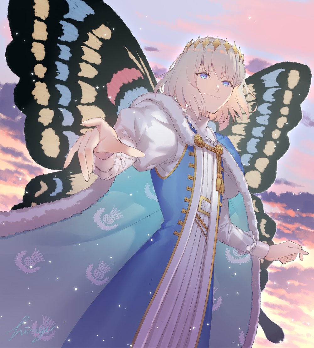 1boy, arthropod_boy, blue_cloak, blue_eyes, butterfly_wings, cloak, crown, diamond_hairband, fate/grand_order, fate_(series), fur-trimmed_cloak, fur_trim, grey_hair, hiiragi_(karashriker), insect_wings, long_sleeves, looking_at_viewer, male_focus, medium_hair, oberon_(fate), oberon_(first_ascension)_(fate), smile, solo, wings