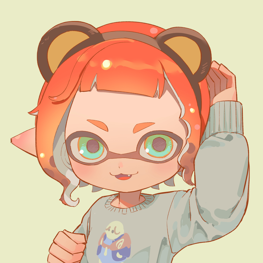 1girl, animal_ear_hairband, animal_ears, arm_up, bear_ears, brown_hairband, commentary_request, fake_animal_ears, fang, green_eyes, grey_sweater, hairband, ichigogari_pi, inkling, inkling_girl, inkling_player_character, long_sleeves, looking_at_viewer, open_mouth, orange_eyes, orange_hair, pointy_ears, short_hair, smile, solo, splatoon_(series), sweater, tentacle_hair, two-tone_eyes, upper_body, yellow_background