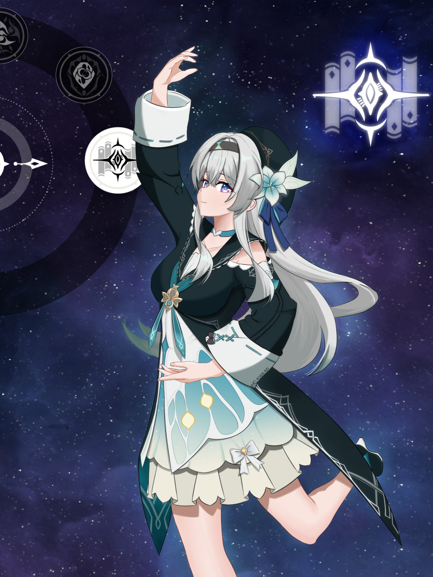 1girl, absurdres, adapted_costume, alternate_costume, aqua_choker, aqua_dress, arm_up, beret, black_dress, black_hairband, black_hat, blue_pupils, breasts, choker, closed_mouth, clothing_cutout, commentary_request, cosplay, dress, erudition_symbol_(honkai:_star_rail), firefly_(honkai:_star_rail), flower, foot_out_of_frame, grey_hair, hair_between_eyes, hairband, hat, hat_flower, herta_(honkai:_star_rail), herta_(honkai:_star_rail)_(cosplay), highres, honkai:_star_rail, honkai_(series), klashikari, large_breasts, long_hair, long_sleeves, looking_at_viewer, shoulder_cutout, smile, solo, standing, standing_on_one_leg, star_(sky), starry_sky_background, twitter_username, two-tone_dress, violet_eyes