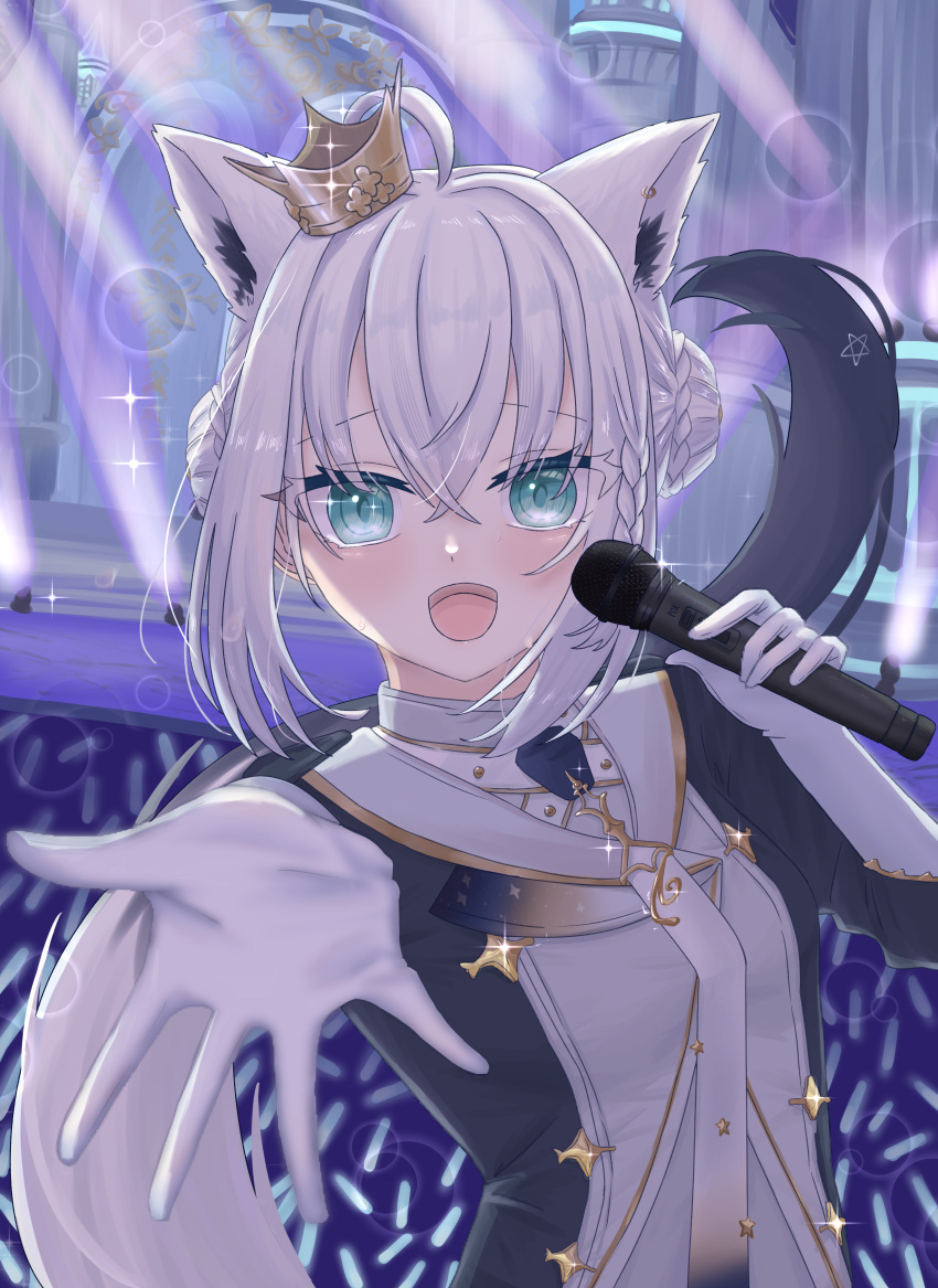 1girl, absurdres, akina_(user_ucnd3578), animal_ear_fluff, animal_ears, blush, braid, breasts, commentary_request, crown, double_bun, earrings, fox_ears, fox_girl, fox_tail, gloves, green_eyes, hair_between_eyes, hair_bun, highres, holding, holding_microphone, hololive, jewelry, looking_at_viewer, microphone, mini_crown, open_mouth, outstretched_arm, pentagram, shirakami_fubuki, shirakami_fubuki_(fbkingdom), sidelocks, single_braid, small_breasts, solo, sparkle, stage, tail, virtual_youtuber, white_gloves, white_hair