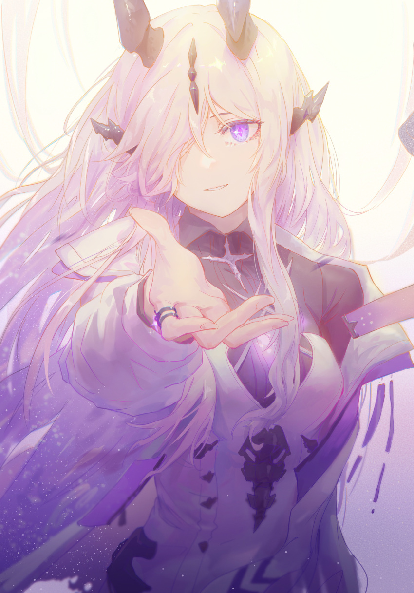 1girl, absurdres, arknights, black_shirt, blonde_hair, breasts, coat, collared_shirt, dragon_horns, dress, eblana_(arknights), enip_o, gradient_background, hair_over_one_eye, highres, horns, jewelry, long_hair, long_sleeves, looking_at_viewer, medium_breasts, off_shoulder, open_clothes, open_coat, outstretched_hand, parted_lips, pinafore_dress, purple_background, ring, shirt, sleeveless, sleeveless_dress, smile, solo, upper_body, very_long_hair, violet_eyes, white_background, white_coat, white_dress