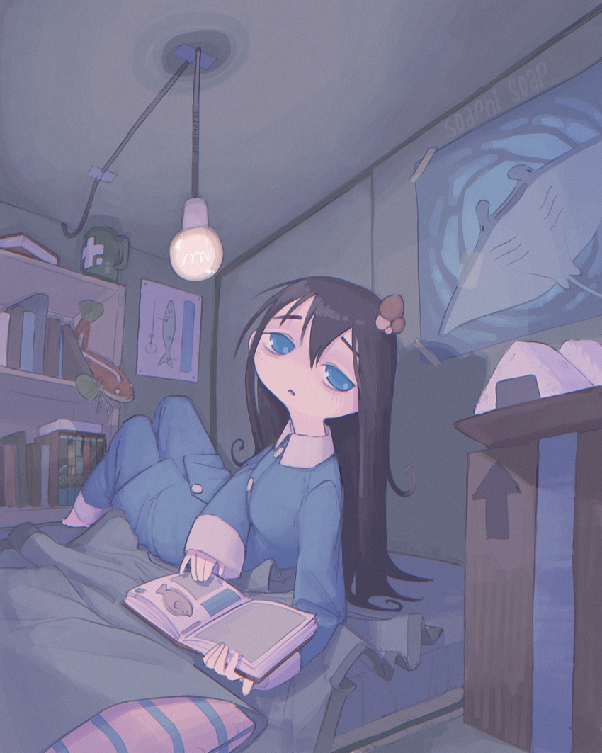 1girl, black_hair, blue_eyes, book, bookshelf, cardboard_box, cupboard, fish, light_bulb, mushroom_on_head, onigiri, plush_toy, poster, pyjamas, reading, shimeji_simulation, soaphisoap, stingray, teacup, tired, tired_eyes, tsukushima_shijima