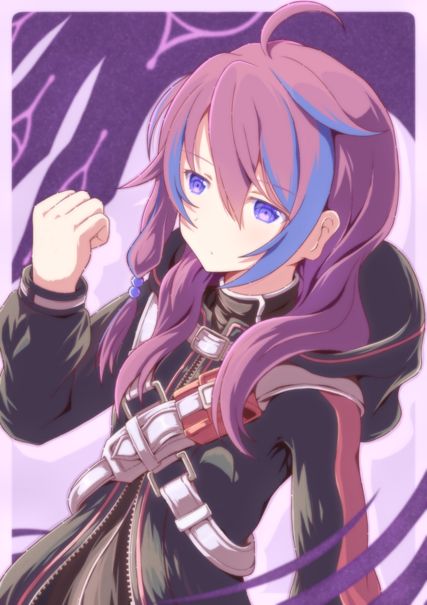 1girl, ahoge, arm_up, belt, binzume_suika, black_hoodie, blue_hair, clenched_hand, commentary_request, eiyuu_densetsu, hair_between_eyes, highres, hood, hoodie, jolda_(kuro_no_kiseki), kuro_no_kiseki_(series), kuro_no_kiseki_ii, long_hair, multicolored_hair, purple_background, purple_hair, solo, standing, streaked_hair, two-tone_hair, violet_eyes