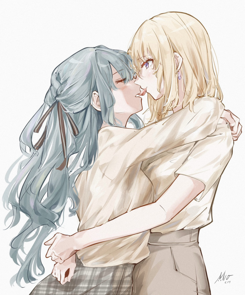 2girls, bang_dream!, bang_dream!_it's_mygo!!!!!, black_ribbon, blonde_hair, brown_skirt, closed_eyes, commentary