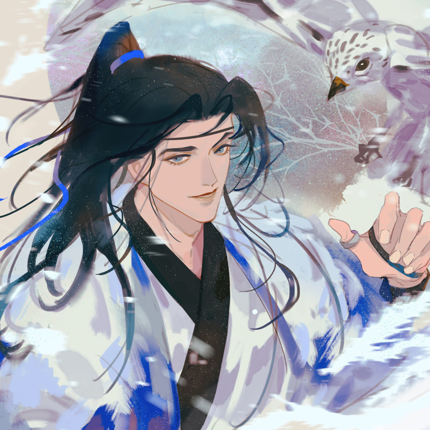 1boy, absurdres, bird, black_hair, blue_cloak, blue_eyes, chinese_clothes, chinese_commentary, cloak, falcon, hair_ribbon, hanfu, hewangsanqian, high_ponytail, highres, long_hair, long_sleeves, looking_at_viewer, male_focus, ponytail, qiang_jin_jiu, ribbon, smile, snowing, solo, thumb_ring, upper_body, white_hanfu, xiao_chiye