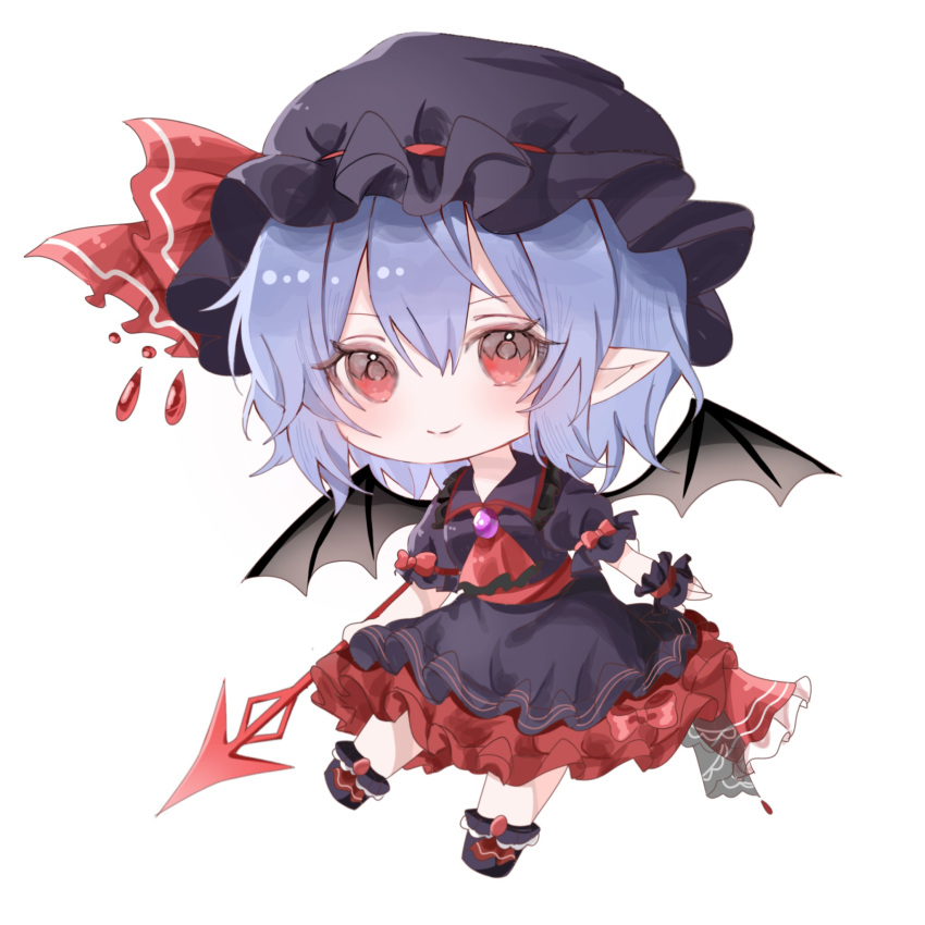 1girl, alternate_color, alternate_headwear_color, ascot, black_hat, black_shirt, black_skirt, blush, chibi, chibi_only, closed_mouth, collared_shirt, commentary, hat, highres, holding, holding_polearm, holding_weapon, looking_at_viewer, pointy_ears, polearm, purple_brooch, red_ascot, remilia_scarlet, remilia_scarlet_(tiny_devil_mistress), shirt, short_sleeves, simple_background, skirt, smile, solo, tomura_amane, touhou, touhou_lostword, weapon, white_background