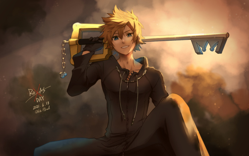1boy, 3582y, black_coat_(kingdom_hearts), black_gloves, blonde_hair, blue_eyes, gloves, grin