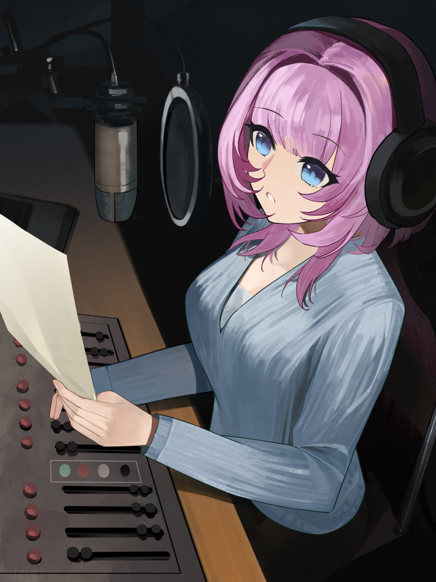 1girl, absurdres, alternate_costume, blue_eyes, blue_shorts, commentary_request, desk_microphone, elysia_(honkai_impact)