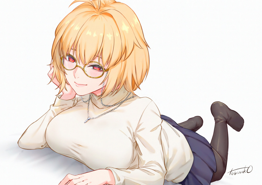 1girl, alternate_breast_size, arcueid_brunestud, bed_sheet, blonde_hair, blue_skirt, blush, breasts, chain, chain_necklace, feet_up, glasses, hair_between_eyes, hand_on_own_face, jewelry, large_breasts, legs_up, long_skirt, long_sleeves, looking_at_viewer, lying, necklace, on_bed, on_stomach, pleated_skirt, princess_outfit, red_eyes, round_eyewear, short_hair, simple_background, skirt, smile, solo, sweater, the_pose, torinoko_tamago, tsukihime, tsukihime_(remake), type-moon, white_background, white_sweater