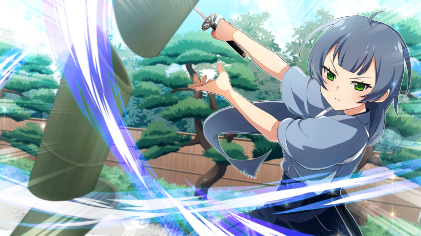 1girl, attack_trail, bamboo, black_hakama, blue_hair, blurry, cowboy_shot, day, depth_of_field, dutch_angle, emphasis_lines, fence, floating_hair, game_cg, green_eyes, grey_kimono, hakama, highres, higurashi_no_naku_koro_ni, higurashi_no_naku_koro_ni_mei, holding, holding_sword, holding_weapon, japanese_clothes, katana, kimono, kurosawa_chisame, lens_flare, long_hair, non-web_source, official_art, outdoors, short_hair, solo, sparkle, standing, sword, v-shaped_eyebrows, weapon, wooden_fence