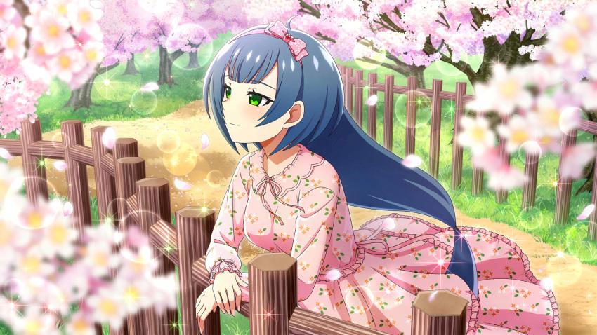 1girl, blue_hair, blurry, bow, bow_hairband, cherry_blossoms, closed_mouth, cowboy_shot, depth_of_field, dress, falling_petals, floral_print_dress, frilled_dress, frills, game_cg, grass, green_eyes, hair_bow, hairband, hand_on_railing, highres, higurashi_no_naku_koro_ni, higurashi_no_naku_koro_ni_mei, kurosawa_chisame, lens_flare, light_smile, long_hair, long_sleeves, looking_ahead, non-web_source, official_art, outdoors, park, petals, pink_bow, pink_dress, pink_hairband, pink_petals, railing, solo, sparkle, standing, three_quarter_view, tree, wooden_railing