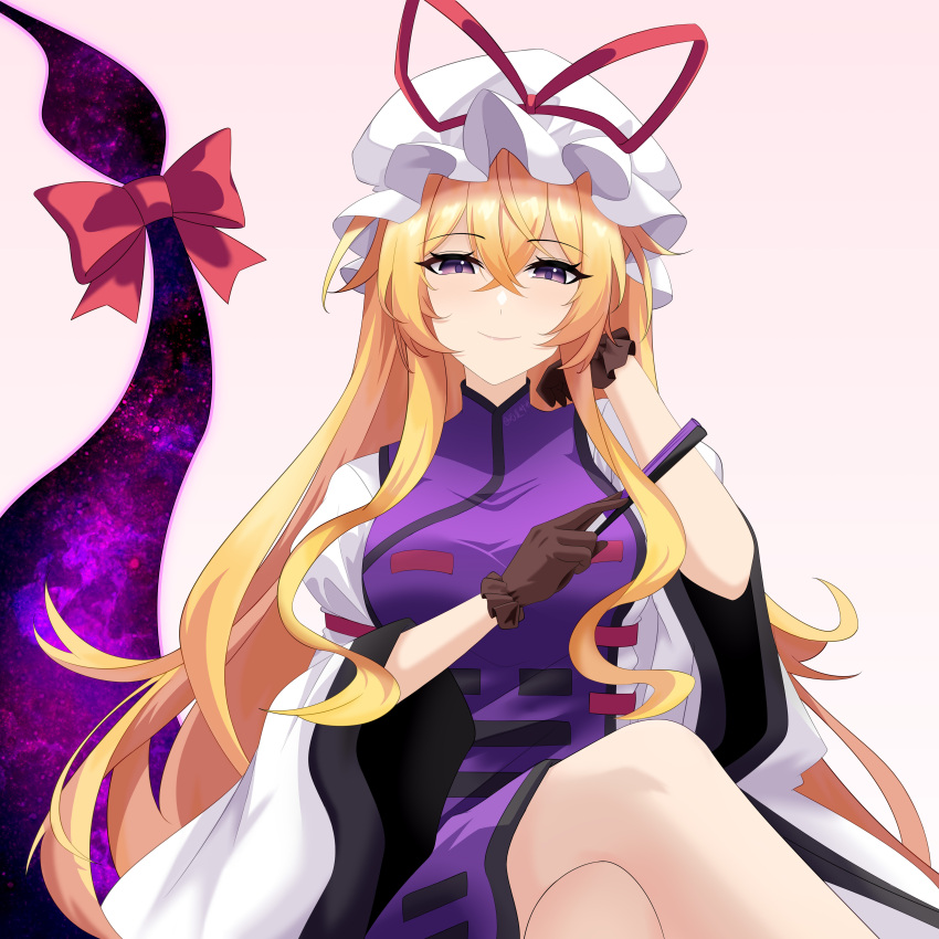 1girl, absurdres, blonde_hair, breasts, brown_gloves, closed_mouth, commentary_request, cowboy_shot, crossed_legs, double-parted_bangs, dress, eyelashes, folded_fan, folding_fan, gap_(touhou), gloves, hair_between_eyes, hand_fan, hands_up, hat, hat_ribbon, highres, holding, holding_fan, long_hair, long_sleeves, medium_breasts, mob_cap, purple_tabard, red_ribbon, ribbon, shiguang_wuxia, simple_background, smile, solo, straight-on, tabard, touhou, turtleneck_tabard, variant_set, violet_eyes, white_background, white_dress, white_hat, wide_sleeves, yakumo_yukari