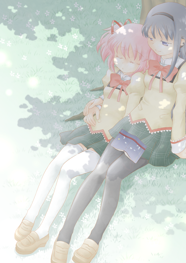 2girls, against_tree, akemi_homura, arm_around_back, black_hair, black_hairband, black_pantyhose, black_skirt