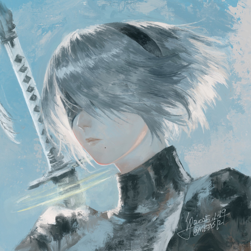 1girl, 2b_(nier:automata), black_blindfold, black_hairband, blindfold, blue_sky, closed_mouth, clouds, commentary, dated, grey_hair, hairband, highres, mole, mole_under_mouth, nier:automata, nier_(series), nkjrs12, pink_lips, short_hair, signature, sky, solo, sword, sword_on_back, upper_body, weapon, weapon_on_back