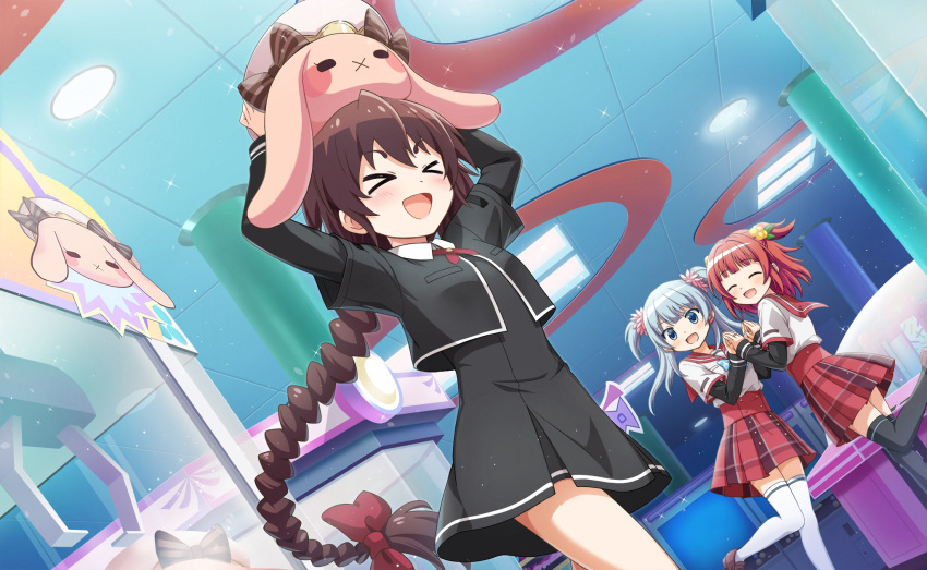 >_<, 3girls, akino_kaede, arcade, arms_up, artist_request, black_dress, black_jacket