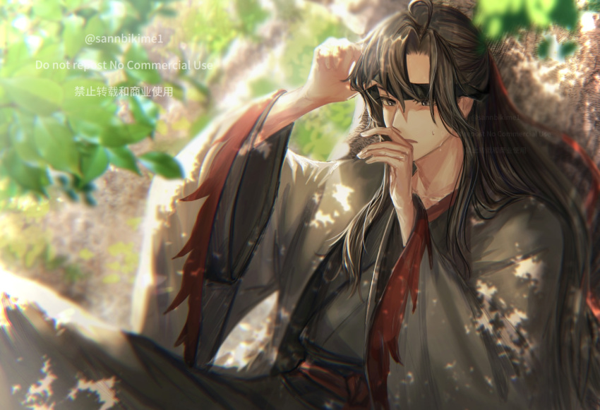 1boy, black_blindfold, black_hair, black_hanfu, black_robe, blindfold, blindfold_lift, blurry