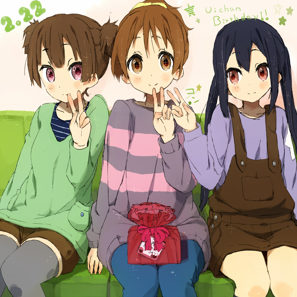 black_hair, brown_eyes, brown_hair, casual, gift, happy_birthday, hirasawa_ui, k-on!