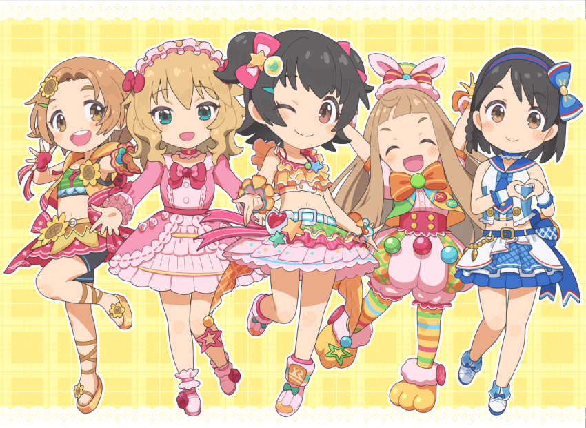 5girls, akagi_miria, aqua_eyes, bead_bracelet, beads, black_hair, black_shorts, blonde_hair