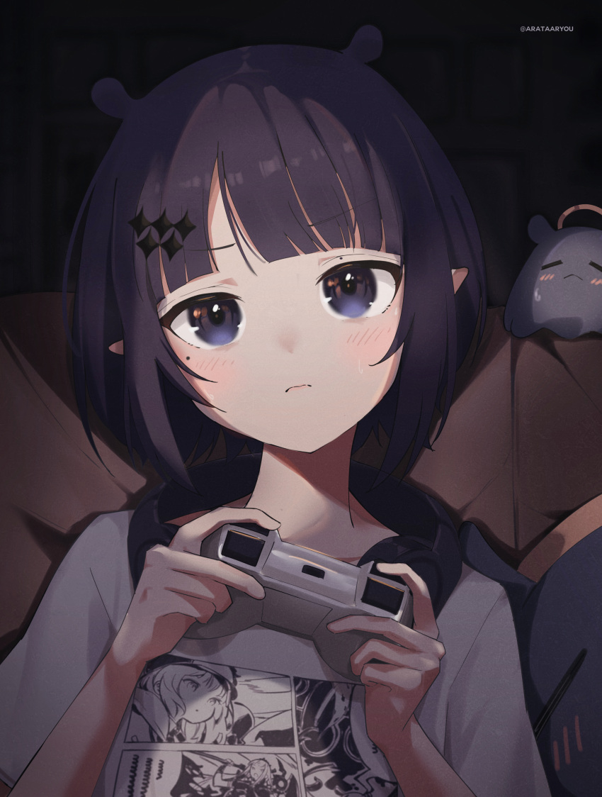 1girl, absurdres, arata_ryou, blunt_bangs, blush, closed_mouth, commentary, controller, game_controller, hair_ornament, halo, headphones, headphones_around_neck, highres, holding, holding_controller, holding_game_controller, hololive, hololive_english, looking_at_viewer, mole, mole_under_eye, ninomae_ina'nis, ninomae_ina'nis_(loungewear), official_alternate_costume, official_alternate_hair_length, official_alternate_hairstyle, pointy_ears, print_shirt, purple_hair, shirt, short_hair, solo, t-shirt, takodachi_(ninomae_ina'nis), traditional_halo, twitter_username, upper_body, violet_eyes, virtual_youtuber, white_shirt
