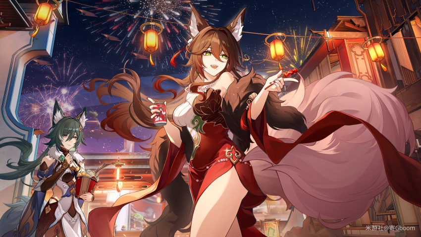 2girls, :d, aerial_fireworks, animal_ear_fluff, animal_ears, architecture, bare_shoulders, bead_necklace, beads, breasts, brown_hair, can, chicken_nuggets, china_dress, chinese_clothes, dress, drink_can, east_asian_architecture, fireworks, floating_hair, fox_ears, fox_girl, fox_tail, fugue_(honkai:_star_rail), fugue_(jiaduobao)_(honkai:_star_rail), fur_trim, green_eyes, green_hair, hair_between_eyes, hair_ornament, hair_stick, highres, holding, holding_can, honkai:_star_rail, honkai_(series), jewelry, jigboom, lantern, large_breasts, long_hair, long_sleeves, looking_at_viewer, medium_breasts, miyoushe_watermark, multiple_girls, multiple_tails, necklace, night, night_sky, open_mouth, outdoors, paper_lantern, pink_eyes, red_dress, side_slit, sky, smile, standing, star_(sky), tail, tanghulu, thighs, tingyun_(honkai:_star_rail), very_long_hair, watermark, wide_sleeves, yukong_(honkai:_star_rail)
