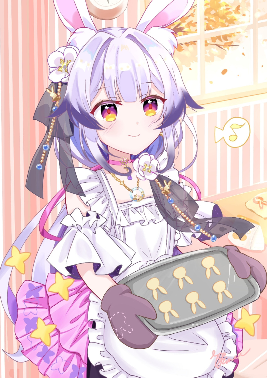 1girl, alternate_costume, alternate_hairstyle, animal_ears, apron, bare_shoulders, black_skirt, blush, choker, clock, closed_mouth, colored_tips, detached_sleeves, eighth_note, flower, frilled_apron, frills, hair_flower, hair_intakes, hair_ornament, hair_ribbon, highres, holding, holding_tray, indoors, jewelry, lanyin, lizouzouzou_buxingli, long_hair, looking_at_viewer, multicolored_eyes, multicolored_hair, musical_note, necklace, oven_mitts, pink_eyes, purple_hair, rabbit_ears, red_pupils, ribbon, short_sleeves, skirt, smile, solo, spoken_musical_note, star_(symbol), tray, very_long_hair, virtual_dimension_project, virtual_youtuber, white_apron, white_flower, window, xy_production, yellow_eyes