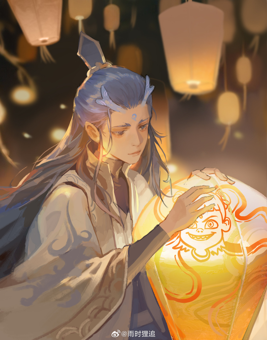 1boy, absurdres, ao_bing_(nezha_zhi_motong_jiangshi), bishounen, blue_eyes, blue_hair, chinese_clothes, dragon_boy, dragon_horns, facial_mark, forehead_mark, glowing_lantern, highres, horns, lantern, looking_at_object, neon_(zuicongming), nezha_(nezha_zhi_motong_jiangshi), nezha_zhi_motong_jiangshi, paper_lantern, robe, solo, watermark, weibo_username, weibo_watermark, white_robe, xiao_guan_(headdress)