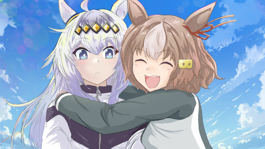 absurdres, ahoge, belno_light_(umamusume), black_jacket, blazer, blue_eyes, blue_jacket, blue_sky, bob_cut, bright_pupils, closed_eyes, closed_mouth, clouds, cloudy_sky, commentary_request, day, ear_ornament, english_commentary, grey_hair, hair_ornament, highres, horse_girl, hug, jacket, kasamatsu_tracen_school_uniform, kasamatsu_tracen_training_uniform, letter_hair_ornament, light_frown, long_hair, long_sleeves, looking_at_another, mixed-language_commentary, multicolored_hair, oguri_cap_(umamusume), open_mouth, outdoors, partial_commentary, school_uniform, short_hair, sky, smile, sumoto, track_jacket, two-tone_hair, umamusume, umamusume:_cinderella_gray, white_hair, white_jacket, white_pupils