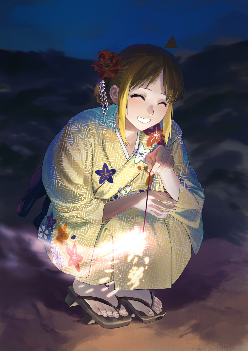 1girl, absurdres, ahoge, blonde_hair, bocchi_the_rock!, chinese_commentary, commentary_request, detached_ahoge, flower, geta, hair_flower, hair_ornament, highres, holding, holding_fireworks, ijichi_nijika, japanese_clothes, kimono, rainbow_hose, red_flower, solo, sparkle, yellow_kimono, yukata