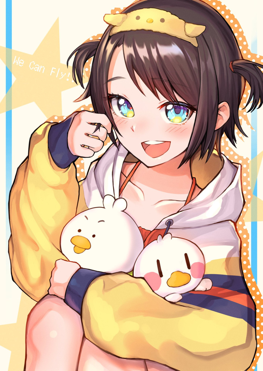 1girl, blue_eyes, brown_hair, gurugurere, highres, hololive, hood, hoodie, looking_at_viewer, official_alternate_costume, oozora_subaru, oozora_subaru_(loungewear), short_hair, smile, solo, suba_tomo_(big), suba_tomo_(small), teeth, two-tone_hoodie, two_side_up, upper_teeth_only, virtual_youtuber, white_hoodie, yellow_hoodie