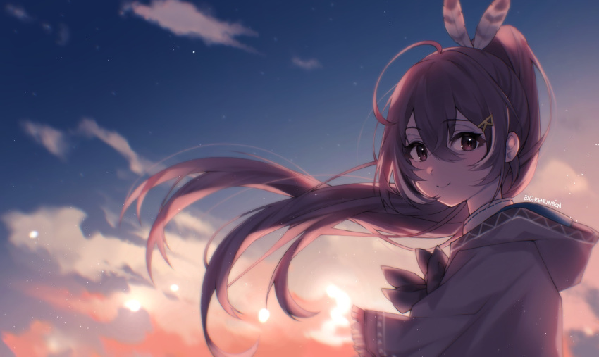 1girl, backlighting, brown_capelet, brown_cloak, brown_eyes, brown_hair, capelet, cloak, clouds, cloudy_sky, feather_hair_ornament, feathers, from_side, gremlinbon, hair_lift, hair_ornament, highres, hololive, hololive_english, long_hair, looking_at_viewer, nanashi_mumei, nanashi_mumei_(1st_costume), ponytail, ribbon, sky, solo, sunset, turning_head, twilight, very_long_hair, virtual_youtuber