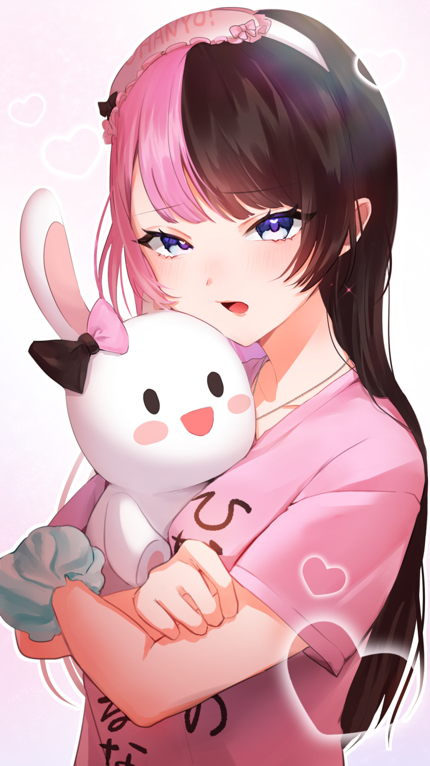1girl, absurdres, blue_eyes, brown_hair, highres, holding, holding_stuffed_toy, jewelry, long_hair, looking_at_viewer, multicolored_hair, necklace, open_mouth, pink_hair, pink_shirt, scrunchie, shirt, short_sleeves, simple_background, sleep_mask, solo, split-color_hair, stuffed_toy, t-shirt, tachibana_hinano, tachibana_hinano_(5th_costume), two-tone_hair, upper_body, virtual_youtuber, vspo!, white_background, wrist_scrunchie, yaya_(88cha)