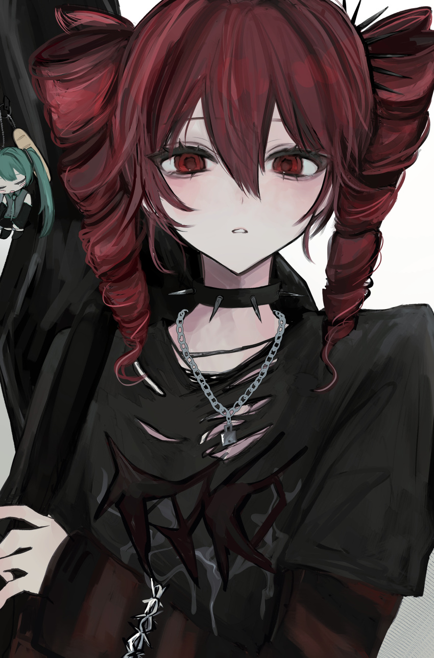 1girl, absurdres, alternate_costume, black_collar, black_shirt, black_sleeves, chain, chain_necklace, charm_(object), chibi, choker, collar, commentary, cross, cross_necklace, drill_hair, guitar_case, hair_between_eyes, hatsune_miku, highres, holding, instrument_case, jewelry, kanau_(u_u_zzx), kasane_teto, layered_sleeves, lock, long_sleeves, looking_at_viewer, necklace, parted_lips, punk, red_eyes, red_hair, shirt, short_over_long_sleeves, short_sleeves, simple_background, solo, spiked_choker, spiked_collar, spikes, torn_clothes, twin_drills, twintails, upper_body, utau, vocaloid, white_background