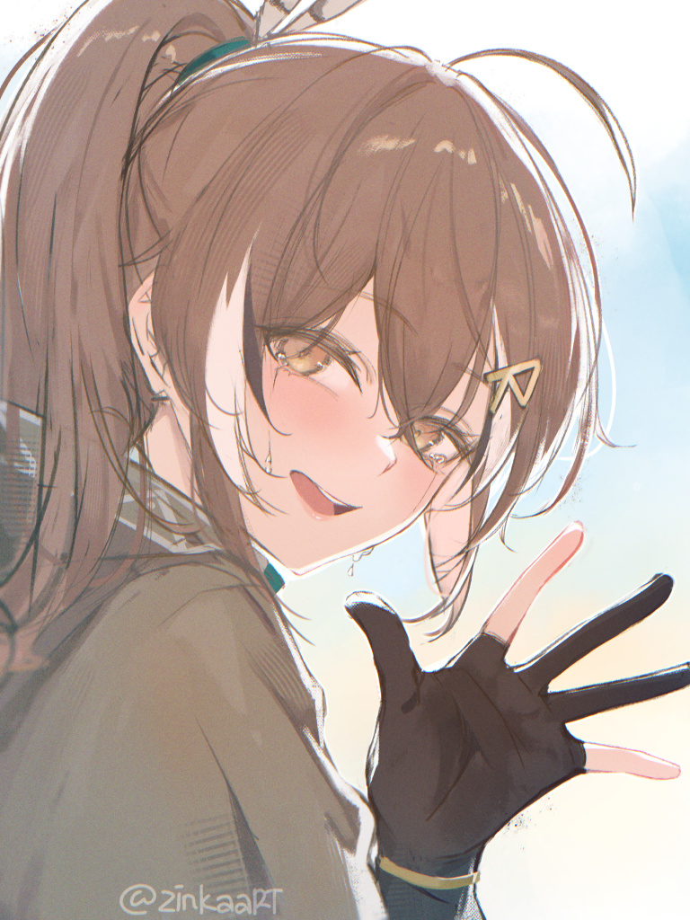 1girl, ahoge, brown_cloak, brown_eyes, brown_hair, cloak, commentary, feather_hair_ornament, feathers, gloves, hair_ornament, hairclip, hololive, hololive_english, long_hair, multicolored_hair, nanashi_mumei, nanashi_mumei_(1st_costume), partially_fingerless_gloves, ponytail, portrait, smile, streaked_hair, symbol-only_commentary, teeth, upper_teeth_only, virtual_youtuber, waving, zinkaa