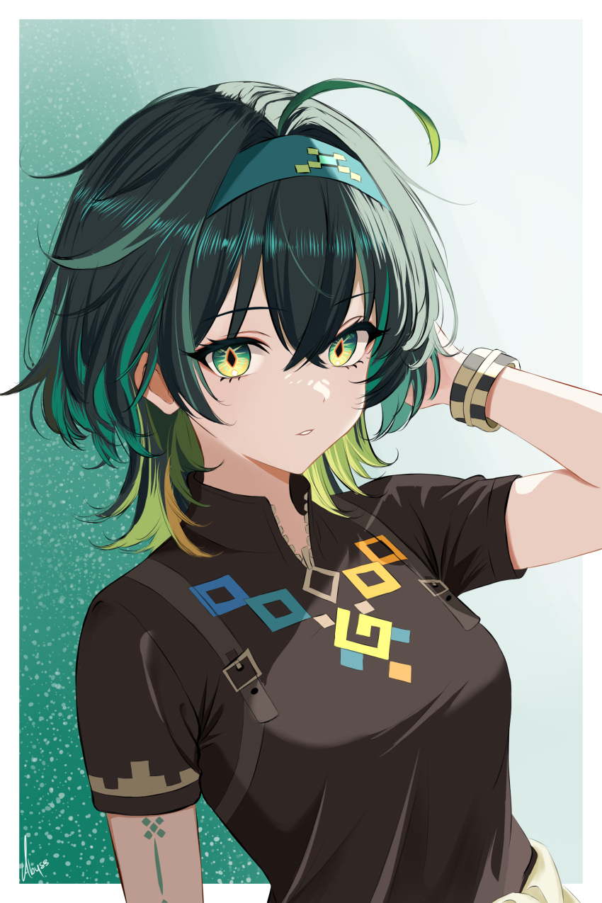 1girl, absurdres, abysssian, ahoge, arm_tattoo, arm_up, black_shirt, border, bracelet, breasts, colored_inner_hair, commentary, crossed_bangs, diamond-shaped_pupils, diamond_(shape), english_commentary, genderswap, genderswap_(mtf), genshin_impact, gradient_background, green_background, green_eyes, green_hair, green_hairband, green_tattoo, hair_between_eyes, hairband, highres, jewelry, kinich_(genshin_impact), looking_at_viewer, medium_breasts, medium_hair, multicolored_hair, parted_lips, shirt, short_sleeves, signature, solo, symbol-shaped_pupils, tattoo, upper_body, white_border